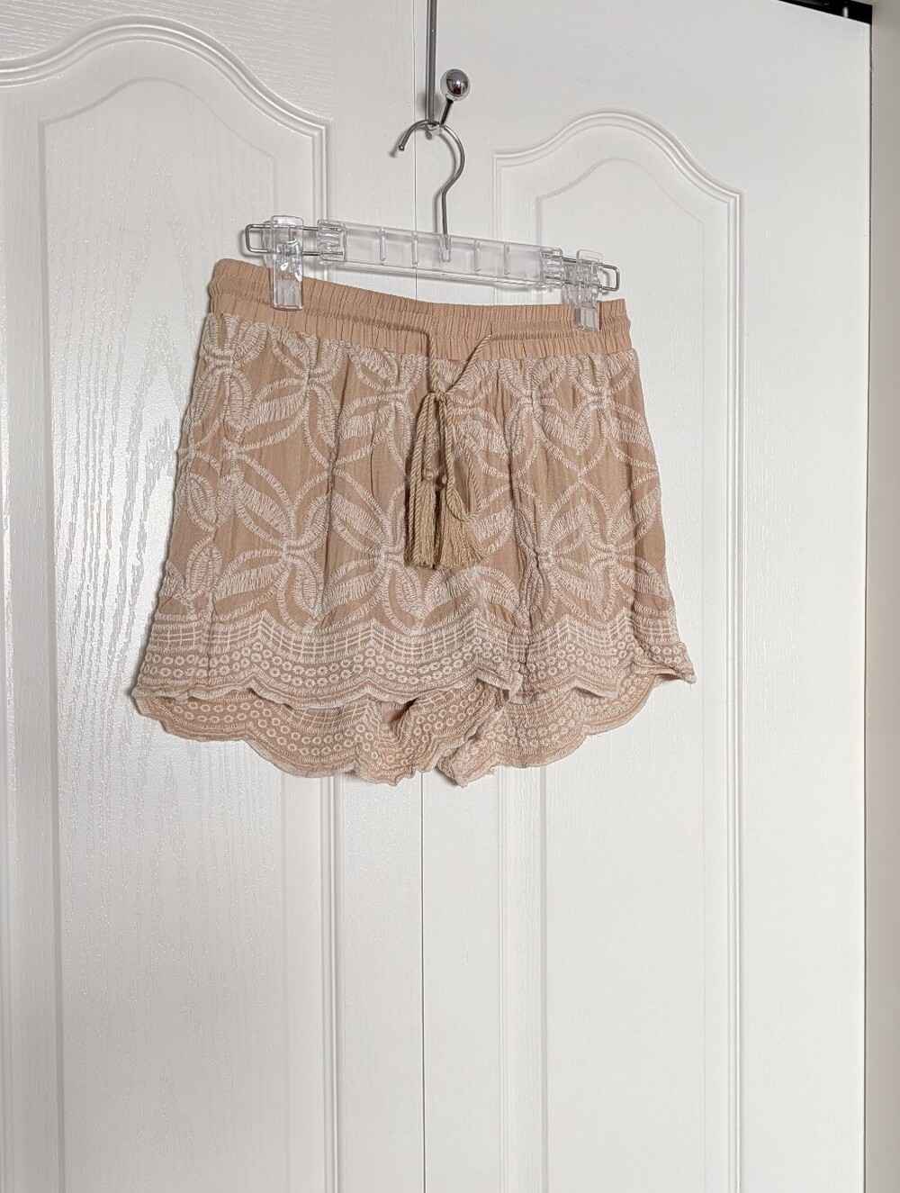 Anthropologie Solitaire Beige Scalloped Boho Shorts